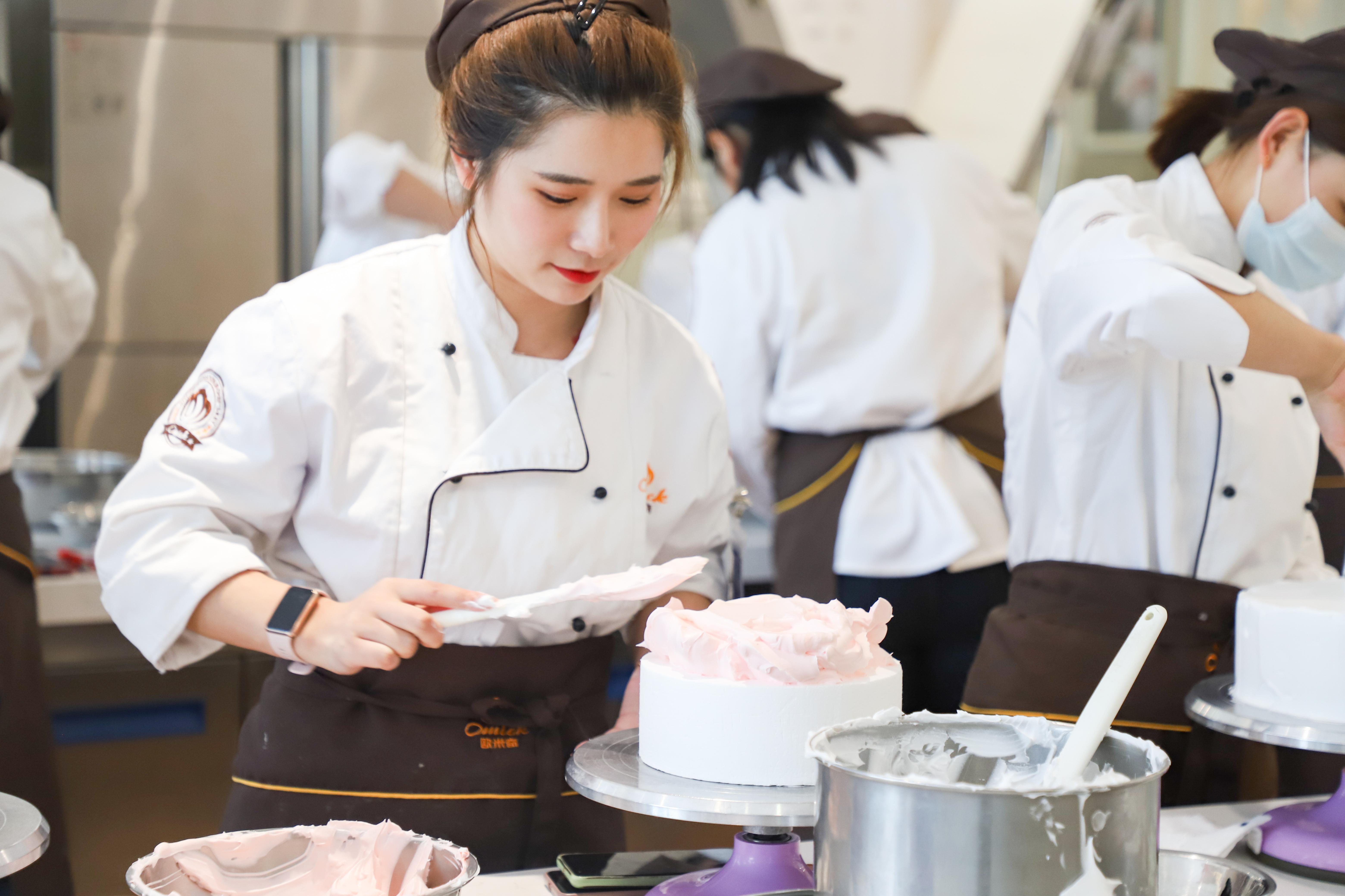 女孩學(xué)西點(diǎn)師累不累-圖1